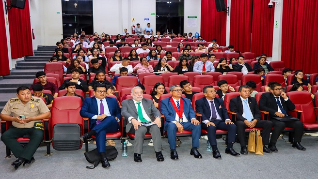 Durante su discurso inaugural, el titular de la Corte destacó la importancia de promover espacios académicos de alto nivel que fortalezcan las capacidades jurídicas de magistrados, servidores judiciales, estudiantes y operadores del sistema de justicia. “El Derecho Penal es una disciplina que evoluciona constantemente y que exige una reflexión crítica y actualizada sobre sus fundamentos y aplicación. Esta jornada académica reafirma nuestro compromiso con una justicia más eficiente, moderna y al servicio del ciudadano”, expresó.