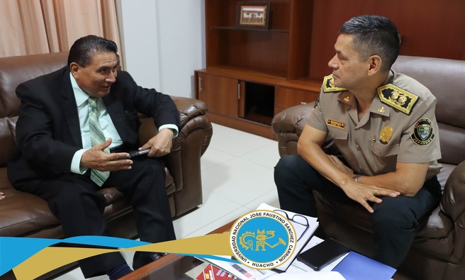 Reunión con el jefe de la Región Policial de Lima Norte, general PNP Juan Mundaca Montenegro para coordinar estrategias que garanticen un entorno seguro para estudiantes, docentes y personal.