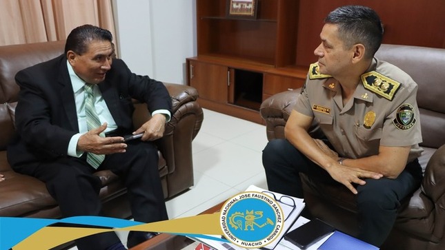 Reunión con el jefe de la Región Policial de Lima Norte, general PNP Juan Mundaca Montenegro para coordinar estrategias que garanticen un entorno seguro para estudiantes, docentes y personal.