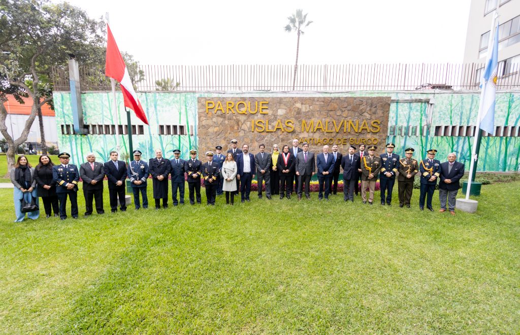 Carlos Bruce: "Las controversias no pueden resolverse por la vía militar sino más bien por el derecho internacional"