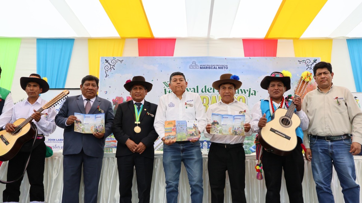 En un ambiente festivo y lleno de tradición, se llevó a cabo en la Plaza de Armas de Moquegua la presentación oficial del programa del XXIV Festival del Sarawja “Charango de Oro” Yojo 2025.