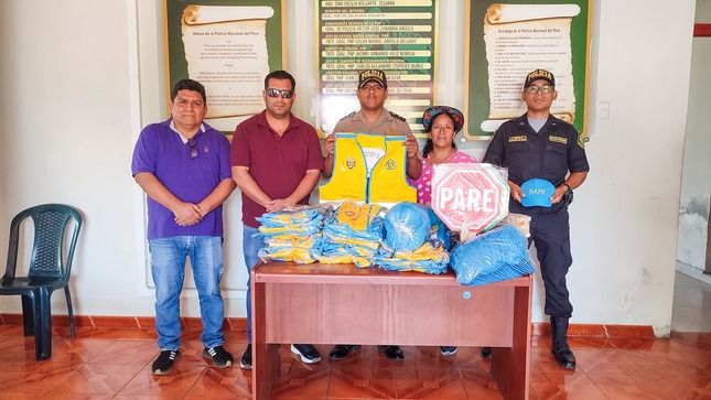 representantes haciendo la entrega
