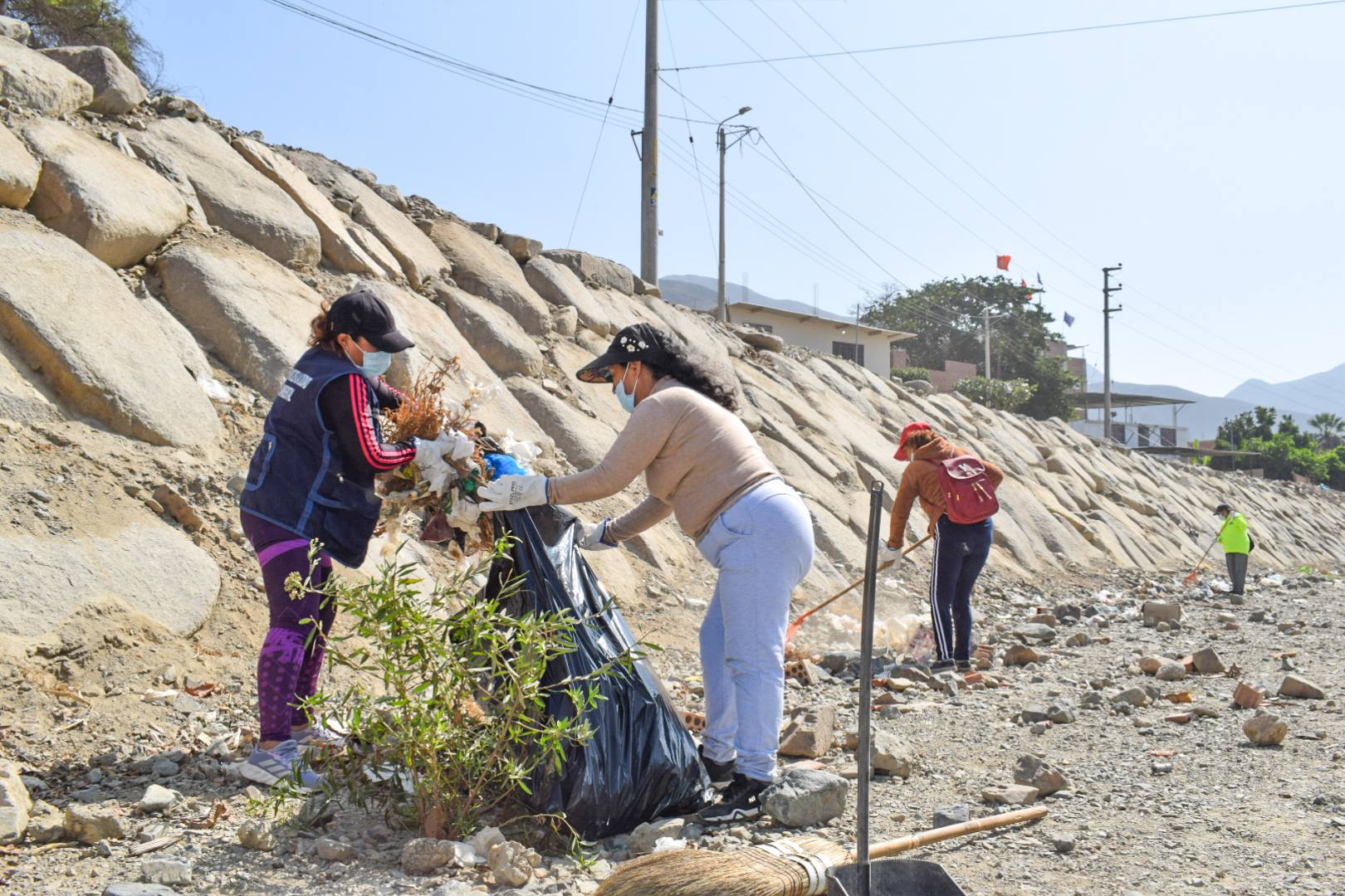 regidora recogiendo la basura