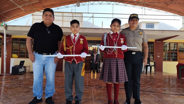 alumnos con sus cordones
