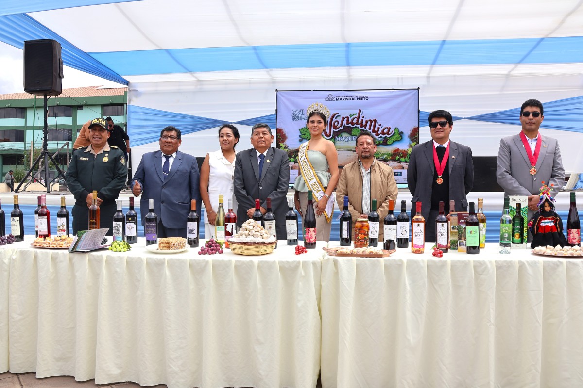 Con gran acogida por parte de la población cusqueña, la Municipalidad Provincial de Mariscal Nieto presentó en la plaza Túpac Amaru del distrito de Wanchaq – Cusco una muestra llena de sabor, identidad y cultura moqueguana, como parte de la campaña nacional de promoción de la XVII Vendimia Moqueguana 2025, que se celebrará este 25 y 26 de abril.