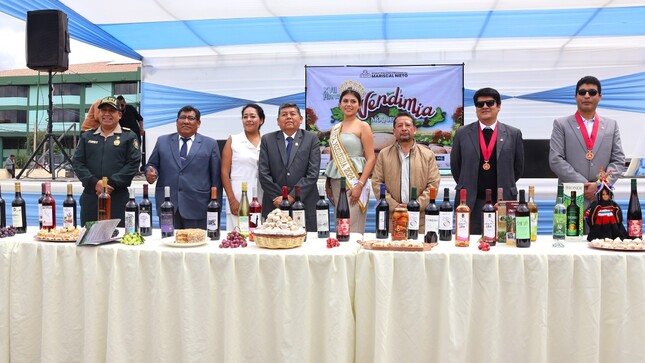 Con gran acogida por parte de la población cusqueña, la Municipalidad Provincial de Mariscal Nieto presentó en la plaza Túpac Amaru del distrito de Wanchaq – Cusco una muestra llena de sabor, identidad y cultura moqueguana, como parte de la campaña nacional de promoción de la XVII Vendimia Moqueguana 2025, que se celebrará este 25 y 26 de abril.