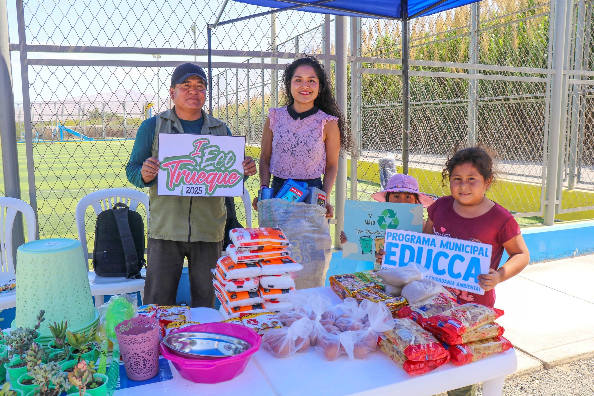 personal municipal en su stand 