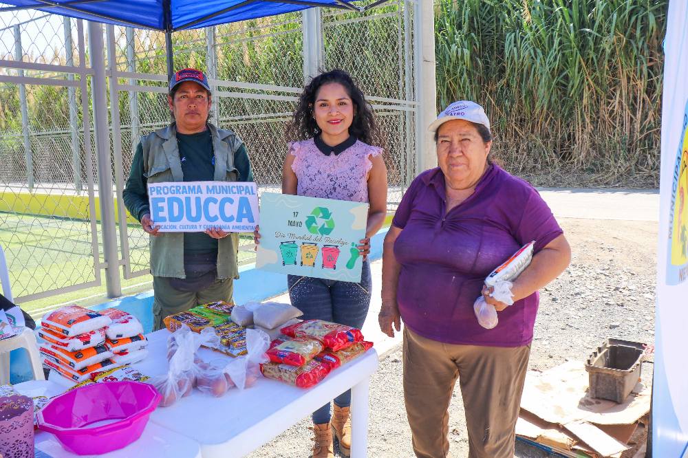 moradora con el personal municipal