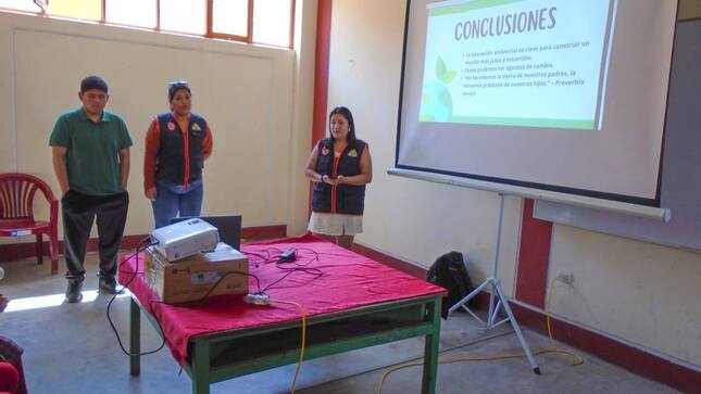 personal de defensa civil dando charla