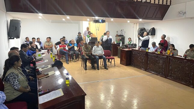 Hoy martes 6 de mayo a las 10:00 a.m. en el Salón Consistorial de la Municipalidad Provincial de Mariscal Nieto, se desarrolló con éxito la tercera sesión ordinaria del Comité Provincial de Seguridad Ciudadana COPROSEC, bajo la presidencia del alcalde provincial John Larry Coayla, quien lideró una jornada de trabajo con la activa participación de los representantes de las diversas instituciones que integran el comité, reafirmando el compromiso conjunto por fortalecer la seguridad en la provincia.