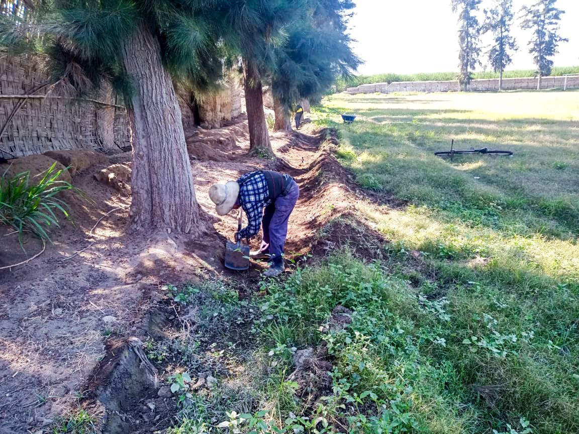 acequia siendo limpiada