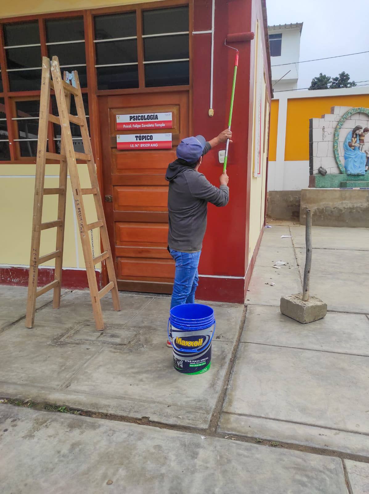 personal pintando las paredes