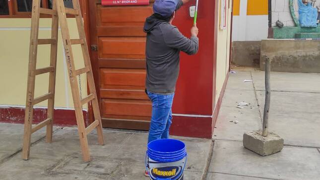 personal pintando las paredes