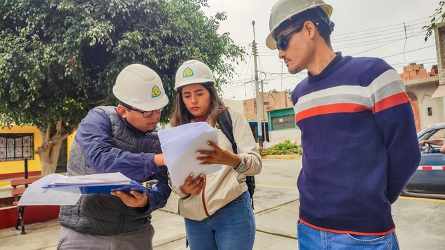ingenieros revisando documentos