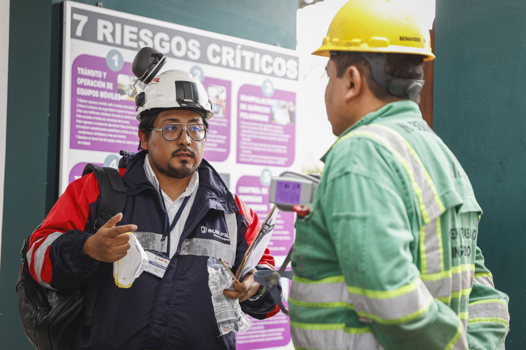 Foto de inspector en empresa