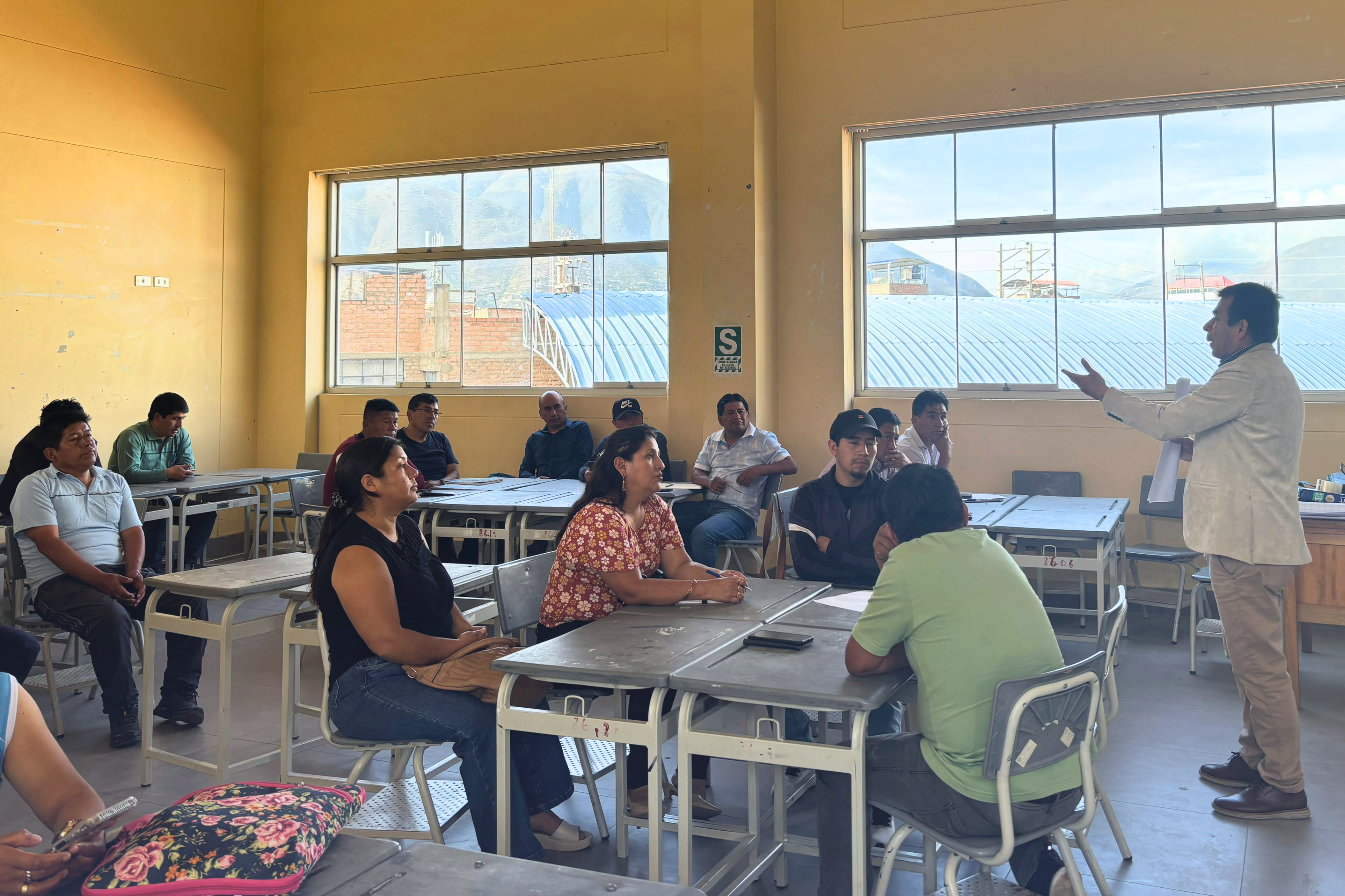 Con el firme compromiso de seguir mejorando la calidad educativa en la provincia, la Unidad de Gestión Educativa Local (UGEL) Yarowilca desarrolló con éxito el II Taller de Acción Formativa en Estrategias de Comprensión Lectora y Resolución de Problemas, dirigido a docentes de nivel inicial, así como de 2.° y 4.° grado de primaria y 2.° y 5.° grado de secundaria.
El evento se llevó a cabo los días 19 y 20 de mayo de 2025 en las instalaciones de la Institución Educativa Emblemática Nuestra Señora de las Mercedes, en la ciudad de Huánuco. Durante ambas jornadas, los docentes participantes fueron capacitados directamente por especialistas de educación, quienes compartieron estrategias metodológicas, facilitaron dinámicas grupales y promovieron el análisis de casos prácticos, orientados a fortalecer los aprendizajes en comprensión lectora y pensamiento lógico-matemático.
El taller tuvo como objetivo central brindar herramientas pedagógicas alineadas al Currículo Nacional, promoviendo así mejores procesos de enseñanza-aprendizaje en el aula. La actividad fue liderada por el Dr. Hugo Eduardo Palomino Esteban, Director de la UGEL Yarowilca, y el Dr. Flornoy Z. Clemente Ostos, Jefe del Área de Gestión Pedagógica, quienes reafirmaron su compromiso con la formación continua y el desarrollo profesional docente.
“Con éxito se desarrolló este taller, y agradecemos la activa participación de nuestros maestros, quienes han demostrado gran disposición para asumir nuevos retos pedagógicos en beneficio de sus estudiantes”, indicó el director de la UGEL.
Con estas acciones, la UGEL Yarowilca continúa apostando por una educación de calidad, equitativa y con sentido para todos los estudiantes de la provincia.