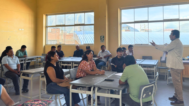 Con el firme compromiso de seguir mejorando la calidad educativa en la provincia, la Unidad de Gestión Educativa Local (UGEL) Yarowilca desarrolló con éxito el II Taller de Acción Formativa en Estrategias de Comprensión Lectora y Resolución de Problemas, dirigido a docentes de nivel inicial, así como de 2.° y 4.° grado de primaria y 2.° y 5.° grado de secundaria.

El evento se llevó a cabo los días 19 y 20 de mayo de 2025 en las instalaciones de la Institución Educativa Emblemática Nuestra Señora de las Mercedes, en la ciudad de Huánuco. Durante ambas jornadas, los docentes participantes fueron capacitados directamente por especialistas de educación, quienes compartieron estrategias metodológicas, facilitaron dinámicas grupales y promovieron el análisis de casos prácticos, orientados a fortalecer los aprendizajes en comprensión lectora y pensamiento lógico-matemático.

El taller tuvo como objetivo central brindar herramientas pedagógicas alineadas al Currículo Nacional, promoviendo así mejores procesos de enseñanza-aprendizaje en el aula. La actividad fue liderada por el Dr. Hugo Eduardo Palomino Esteban, Director de la UGEL Yarowilca, y el Dr. Flornoy Z. Clemente Ostos, Jefe del Área de Gestión Pedagógica, quienes reafirmaron su compromiso con la formación continua y el desarrollo profesional docente.

“Con éxito se desarrolló este taller, y agradecemos la activa participación de nuestros maestros, quienes han demostrado gran disposición para asumir nuevos retos pedagógicos en beneficio de sus estudiantes”, indicó el director de la UGEL.

Con estas acciones, la UGEL Yarowilca continúa apostando por una educación de calidad, equitativa y con sentido para todos los estudiantes de la provincia.