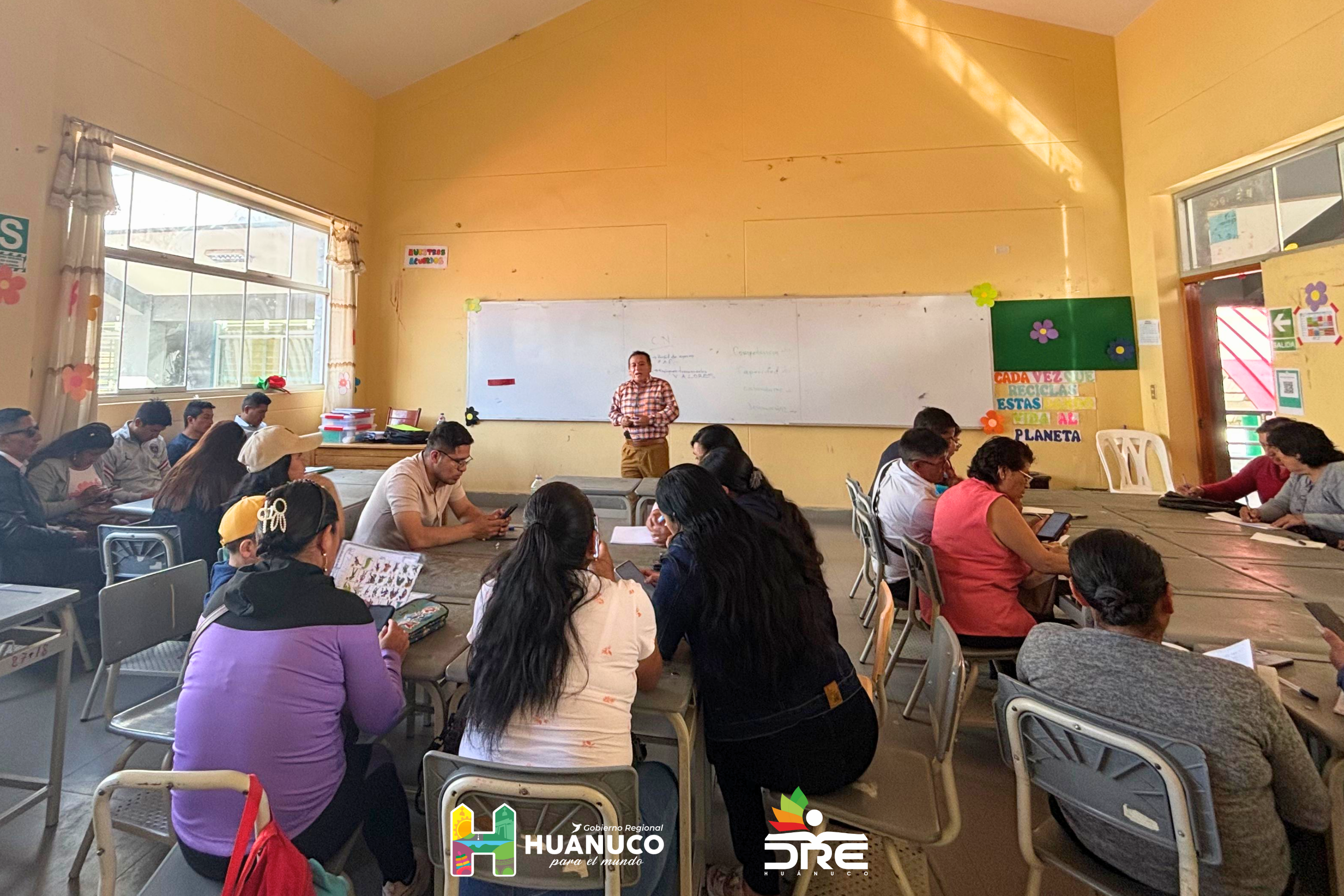 Con el firme compromiso de seguir mejorando la calidad educativa en la provincia, la Unidad de Gestión Educativa Local (UGEL) Yarowilca desarrolló con éxito el II Taller de Acción Formativa en Estrategias de Comprensión Lectora y Resolución de Problemas, dirigido a docentes de nivel inicial, así como de 2.° y 4.° grado de primaria y 2.° y 5.° grado de secundaria.
El evento se llevó a cabo los días 19 y 20 de mayo de 2025 en las instalaciones de la Institución Educativa Emblemática Nuestra Señora de las Mercedes, en la ciudad de Huánuco. Durante ambas jornadas, los docentes participantes fueron capacitados directamente por especialistas de educación, quienes compartieron estrategias metodológicas, facilitaron dinámicas grupales y promovieron el análisis de casos prácticos, orientados a fortalecer los aprendizajes en comprensión lectora y pensamiento lógico-matemático.
El taller tuvo como objetivo central brindar herramientas pedagógicas alineadas al Currículo Nacional, promoviendo así mejores procesos de enseñanza-aprendizaje en el aula. La actividad fue liderada por el Dr. Hugo Eduardo Palomino Esteban, Director de la UGEL Yarowilca, y el Dr. Flornoy Z. Clemente Ostos, Jefe del Área de Gestión Pedagógica, quienes reafirmaron su compromiso con la formación continua y el desarrollo profesional docente.
“Con éxito se desarrolló este taller, y agradecemos la activa participación de nuestros maestros, quienes han demostrado gran disposición para asumir nuevos retos pedagógicos en beneficio de sus estudiantes”, indicó el director de la UGEL.
Con estas acciones, la UGEL Yarowilca continúa apostando por una educación de calidad, equitativa y con sentido para todos los estudiantes de la provincia.