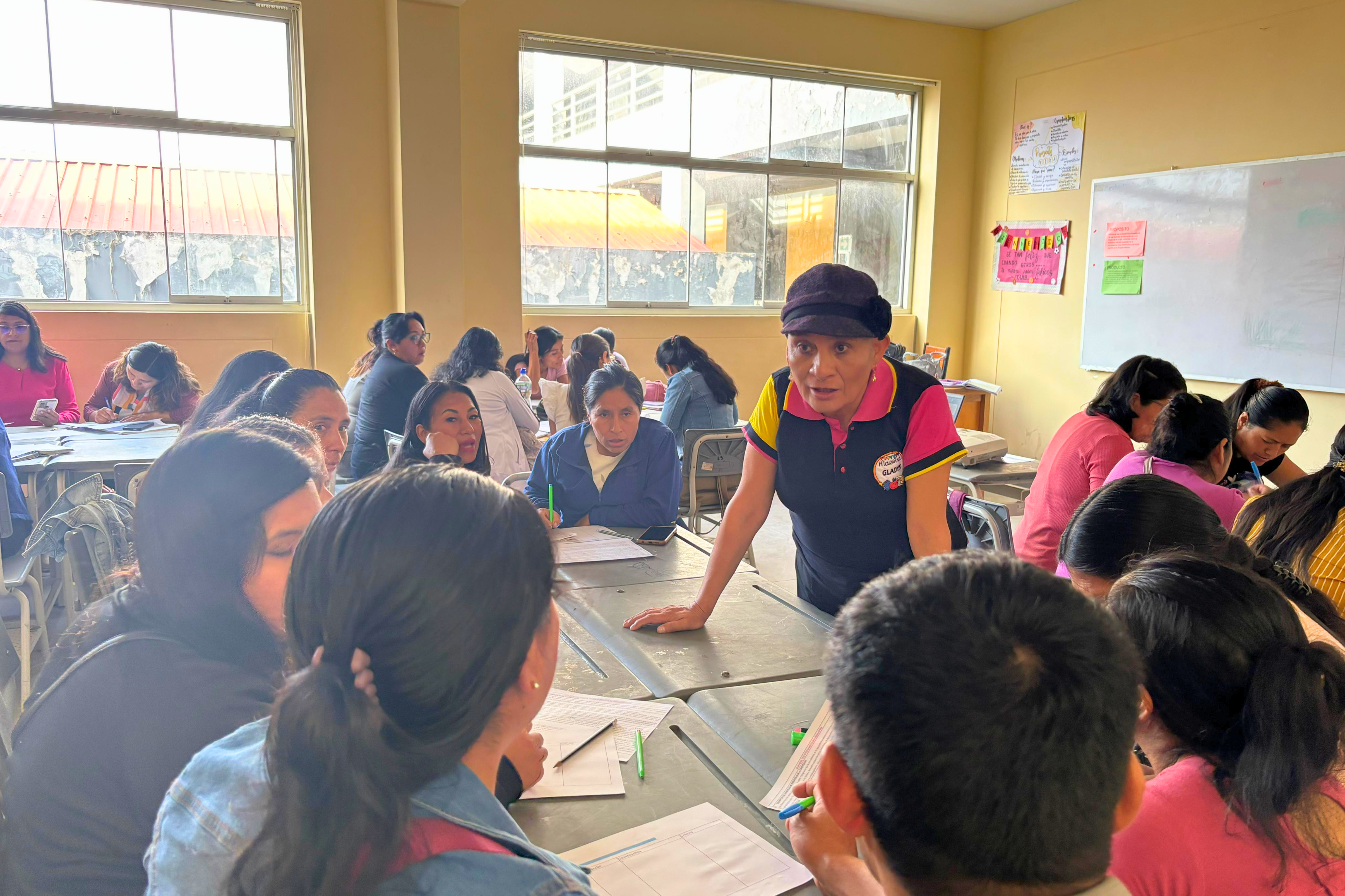 Con el firme compromiso de seguir mejorando la calidad educativa en la provincia, la Unidad de Gestión Educativa Local (UGEL) Yarowilca desarrolló con éxito el II Taller de Acción Formativa en Estrategias de Comprensión Lectora y Resolución de Problemas, dirigido a docentes de nivel inicial, así como de 2.° y 4.° grado de primaria y 2.° y 5.° grado de secundaria.
El evento se llevó a cabo los días 19 y 20 de mayo de 2025 en las instalaciones de la Institución Educativa Emblemática Nuestra Señora de las Mercedes, en la ciudad de Huánuco. Durante ambas jornadas, los docentes participantes fueron capacitados directamente por especialistas de educación, quienes compartieron estrategias metodológicas, facilitaron dinámicas grupales y promovieron el análisis de casos prácticos, orientados a fortalecer los aprendizajes en comprensión lectora y pensamiento lógico-matemático.
El taller tuvo como objetivo central brindar herramientas pedagógicas alineadas al Currículo Nacional, promoviendo así mejores procesos de enseñanza-aprendizaje en el aula. La actividad fue liderada por el Dr. Hugo Eduardo Palomino Esteban, Director de la UGEL Yarowilca, y el Dr. Flornoy Z. Clemente Ostos, Jefe del Área de Gestión Pedagógica, quienes reafirmaron su compromiso con la formación continua y el desarrollo profesional docente.
“Con éxito se desarrolló este taller, y agradecemos la activa participación de nuestros maestros, quienes han demostrado gran disposición para asumir nuevos retos pedagógicos en beneficio de sus estudiantes”, indicó el director de la UGEL.
Con estas acciones, la UGEL Yarowilca continúa apostando por una educación de calidad, equitativa y con sentido para todos los estudiantes de la provincia.