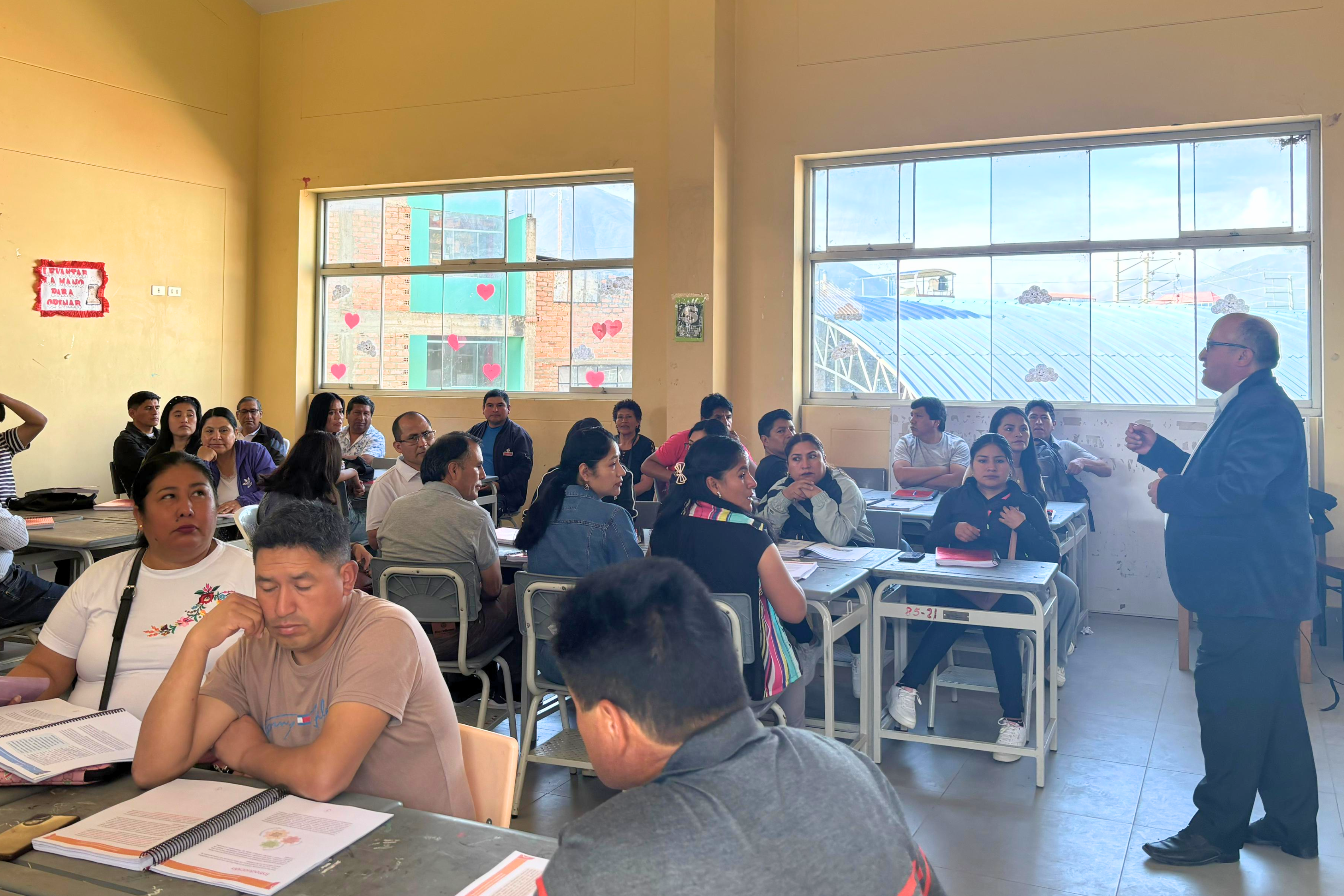Con el firme compromiso de seguir mejorando la calidad educativa en la provincia, la Unidad de Gestión Educativa Local (UGEL) Yarowilca desarrolló con éxito el II Taller de Acción Formativa en Estrategias de Comprensión Lectora y Resolución de Problemas, dirigido a docentes de nivel inicial, así como de 2.° y 4.° grado de primaria y 2.° y 5.° grado de secundaria.
El evento se llevó a cabo los días 19 y 20 de mayo de 2025 en las instalaciones de la Institución Educativa Emblemática Nuestra Señora de las Mercedes, en la ciudad de Huánuco. Durante ambas jornadas, los docentes participantes fueron capacitados directamente por especialistas de educación, quienes compartieron estrategias metodológicas, facilitaron dinámicas grupales y promovieron el análisis de casos prácticos, orientados a fortalecer los aprendizajes en comprensión lectora y pensamiento lógico-matemático.
El taller tuvo como objetivo central brindar herramientas pedagógicas alineadas al Currículo Nacional, promoviendo así mejores procesos de enseñanza-aprendizaje en el aula. La actividad fue liderada por el Dr. Hugo Eduardo Palomino Esteban, Director de la UGEL Yarowilca, y el Dr. Flornoy Z. Clemente Ostos, Jefe del Área de Gestión Pedagógica, quienes reafirmaron su compromiso con la formación continua y el desarrollo profesional docente.
“Con éxito se desarrolló este taller, y agradecemos la activa participación de nuestros maestros, quienes han demostrado gran disposición para asumir nuevos retos pedagógicos en beneficio de sus estudiantes”, indicó el director de la UGEL.
Con estas acciones, la UGEL Yarowilca continúa apostando por una educación de calidad, equitativa y con sentido para todos los estudiantes de la provincia.