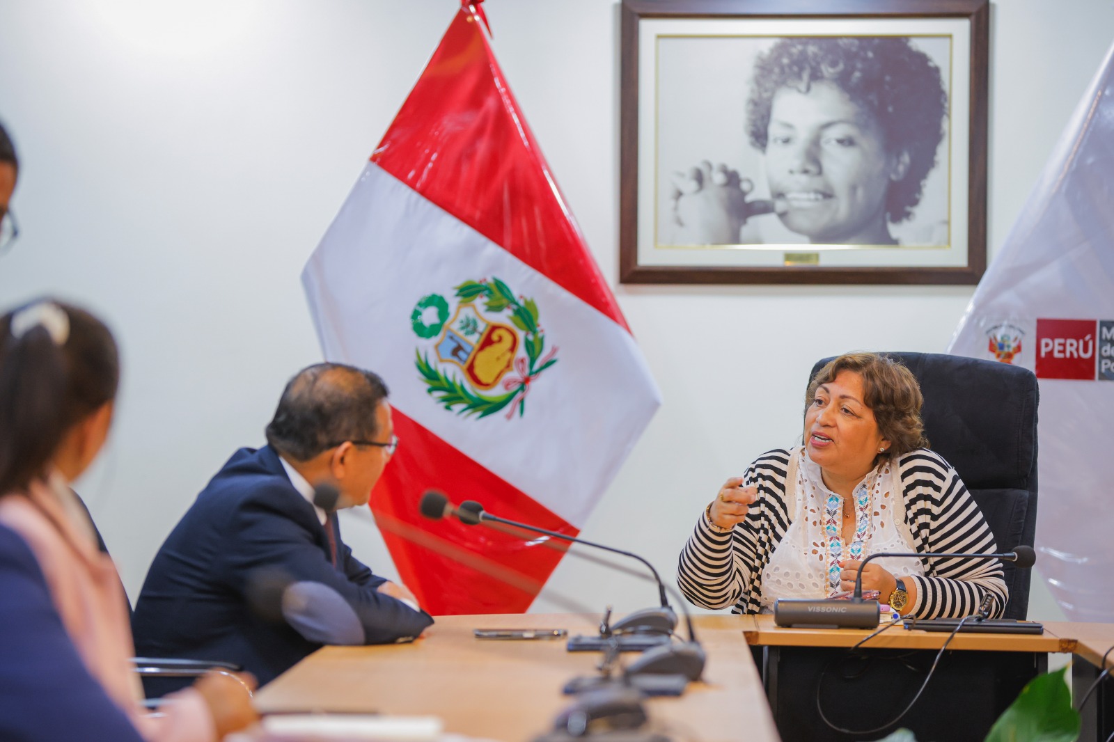 MIMP se reúne con el presidente del Congreso para sumar esfuerzos y fortalecer la protección de personas vulnerables