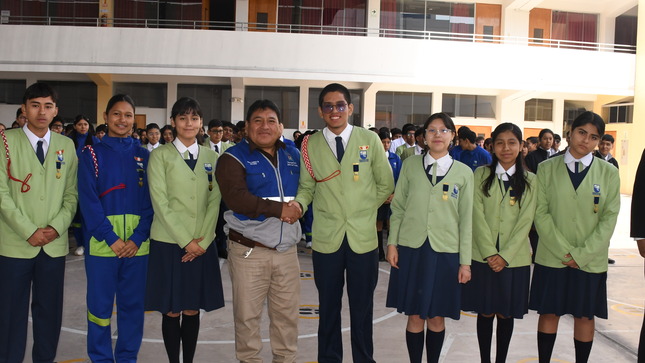 Alcalde de Pocollay participa en juramentación de municipio escolar de la I.E.P. Verdad y Vida