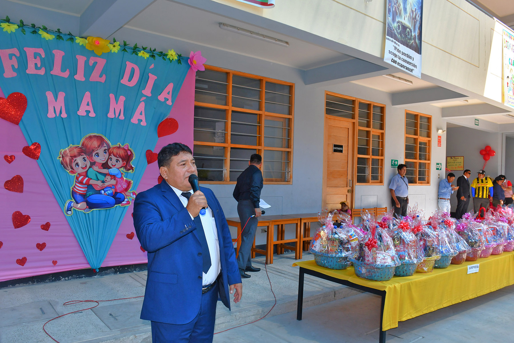 Entrega de canastas en el I.E. Gustavo Pons Muzzo
