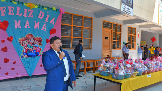 Entrega de canastas en el I.E. Gustavo Pons Muzzo