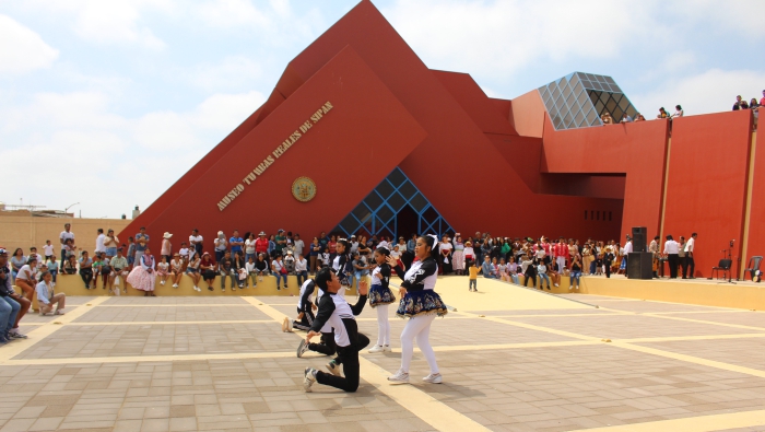 DANZA EN EXPLANDA DEL MUSEO TUMBAS jpg