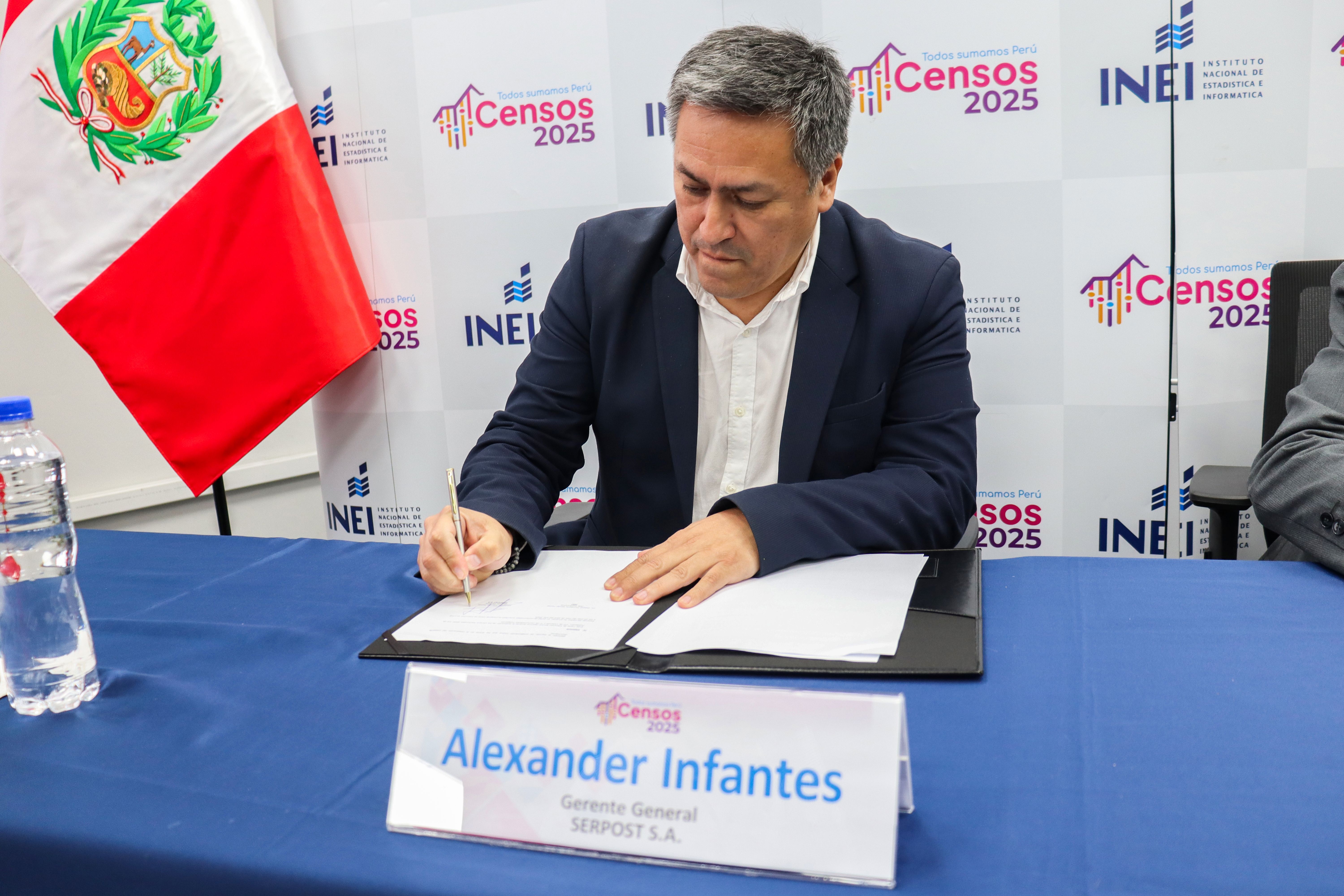 El Sr. Alexander Infantes Pomar, Gerente General de Serpost,El Sr. Alexander Infantes Pomar, Gerente General de Serpost, durante la firma de la Carta de Intención en apoyo a los Censos Nacionales 2025.
durante la firma de la Carta de Intención en apoyo a los Censos Nacionales 2025.