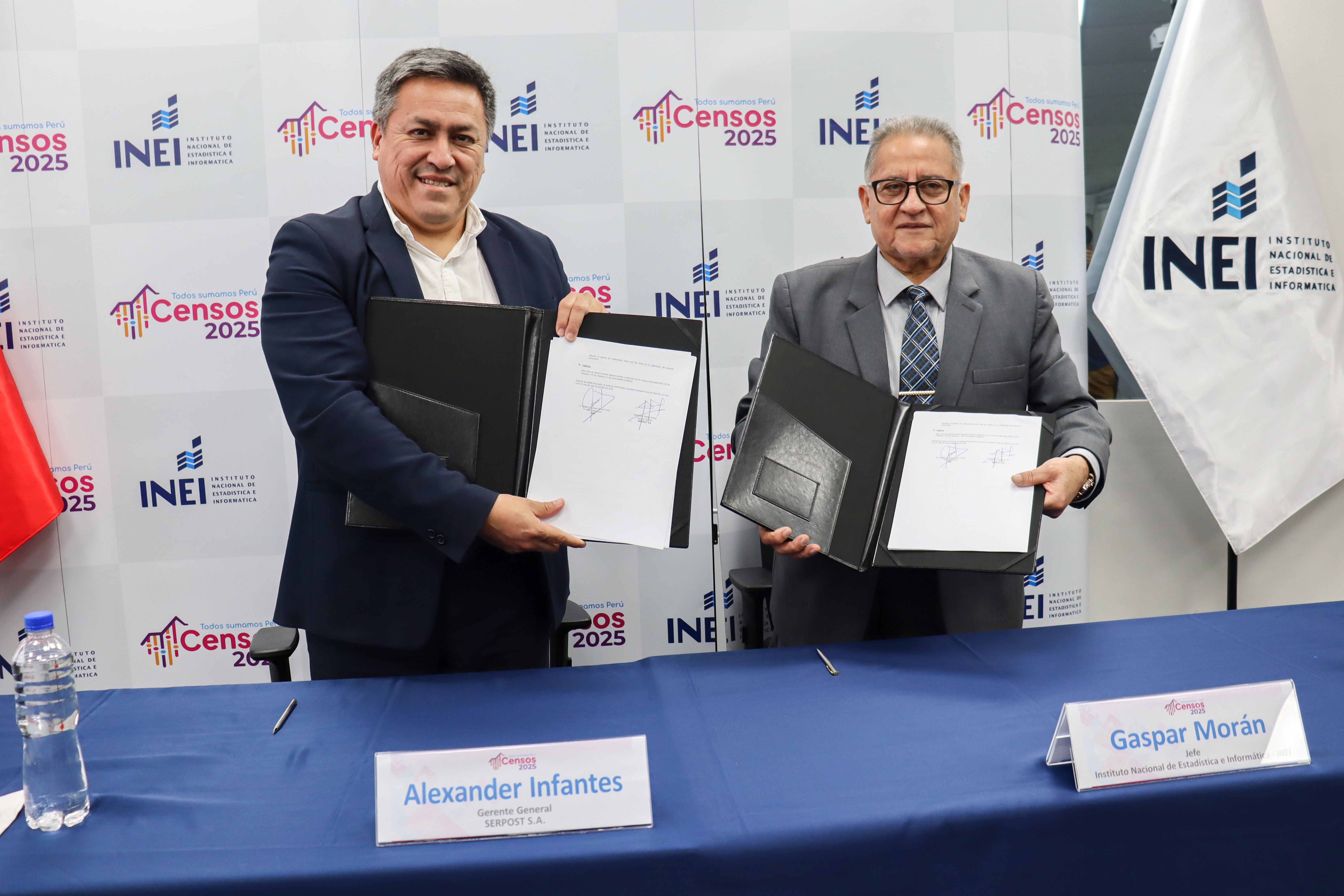 El Sr. Alexander Infantes Pomar, Gerente General de Serpost, junto al jefe del INEI, el Sr. Gaspar Morán Flores, mostrando la Carta de Intención firmada.
