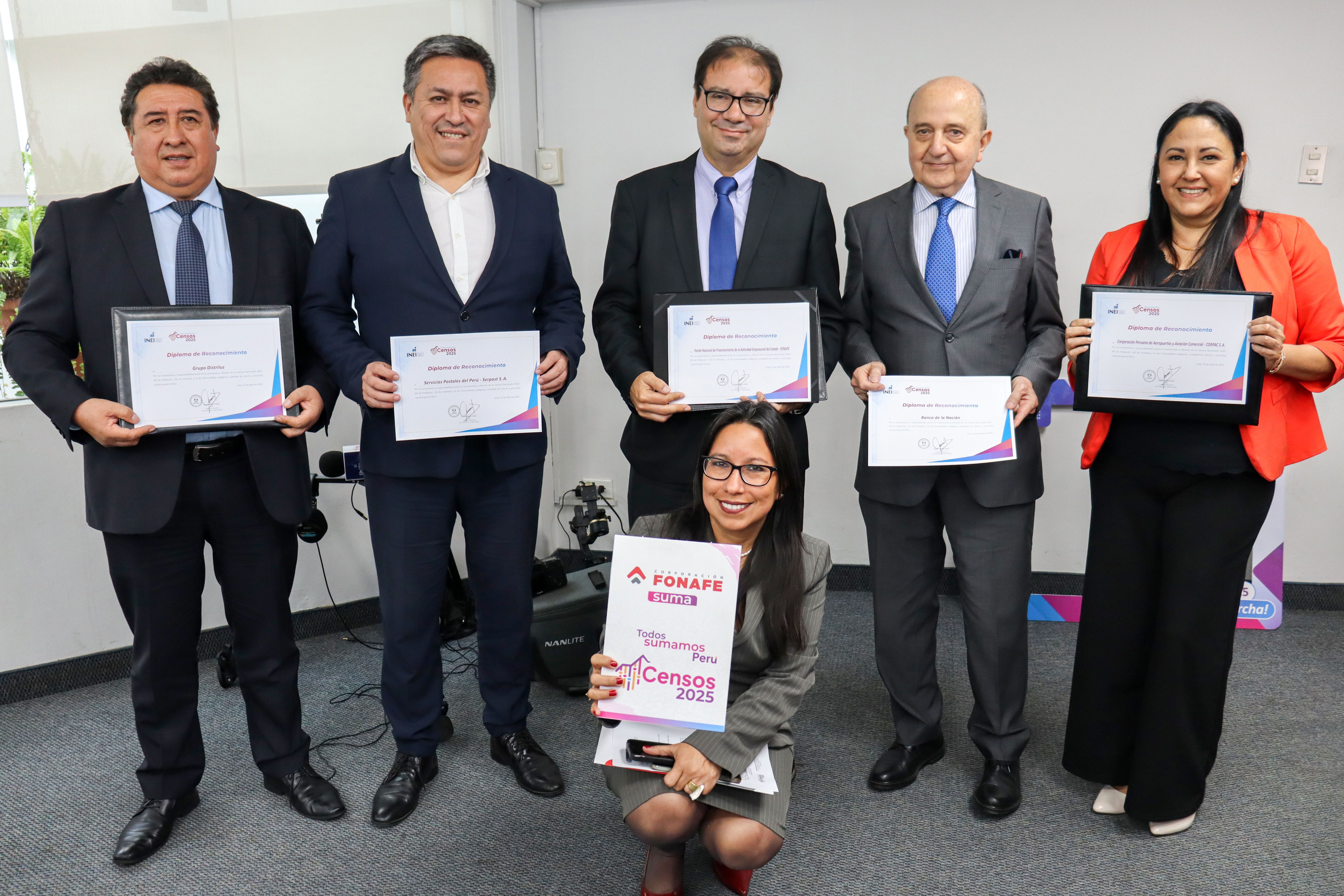 El director ejecutivo de FONAFE, el Sr. Roberto José Yafac, junto al Sr. Alexander Infantes Pomar, Gerente General de Serpost, y el equipo de FONAFE, posan con el Diploma de Reconocimiento entregado por el INEI por su apoyo a los Censos Nacionales 2025.