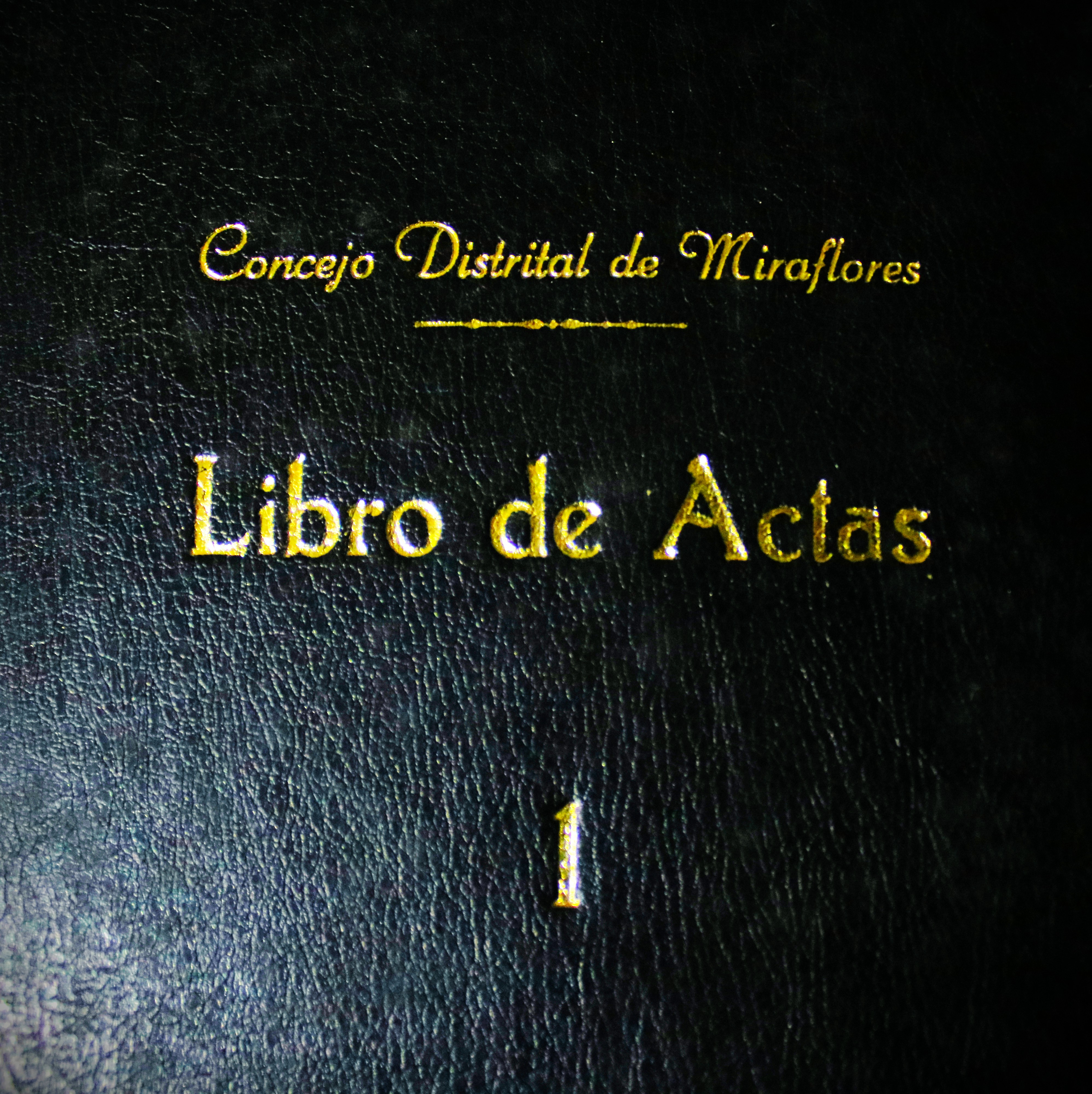 Imagen de primer Libro de Actas del Concejo Distrital de Miraflores