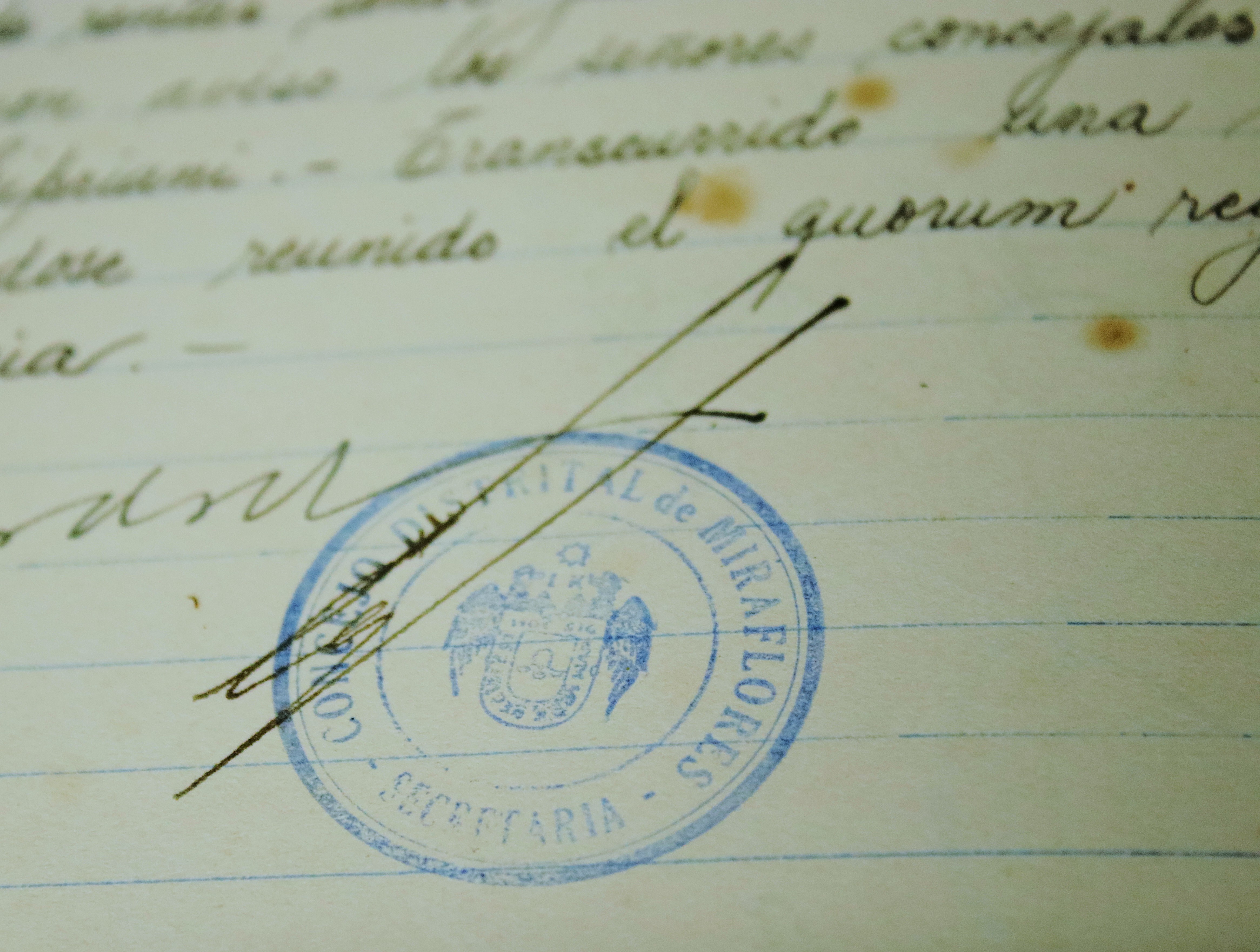 Imagen de primer Libro de Actas del Concejo Distrital de Miraflores