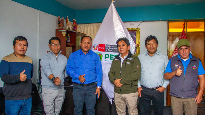 Director ejecutivo del PESCS, equipo técnico de la Dirección de Infraestructura Agraria y Riego y alcalde del distrito de Paccaritambo