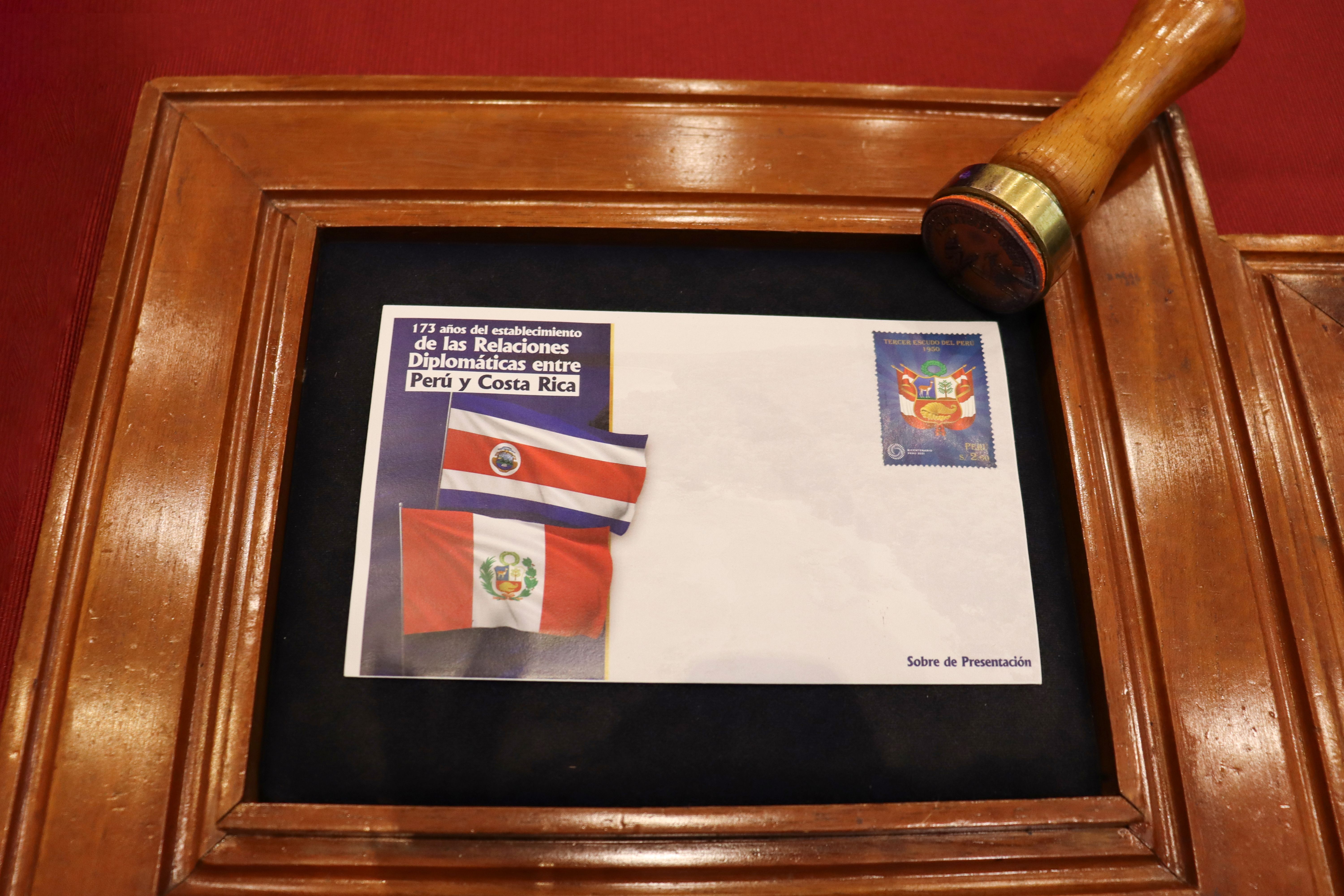 El sobre de presentación en conmemoración de los 173 años del establecimiento de las Relaciones Diplomáticas entre Perú y Costa Rica presenta un diseño especial de las banderas de ambos países.El matasello conmemorativo estará disponible por un periodo de 30 días calendario en la Administración Postal Lima de Serpost.
