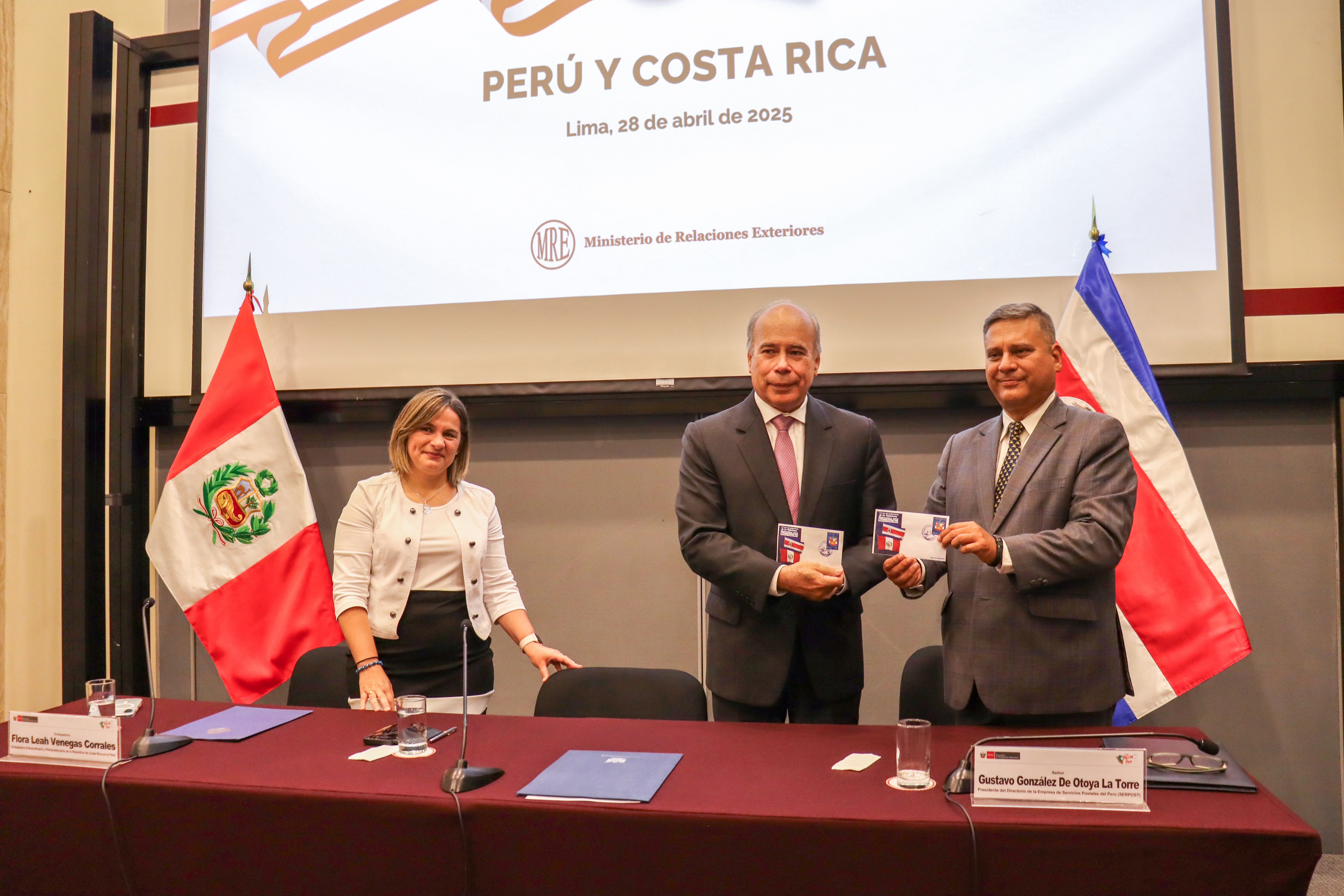 La mesa de honor estuvo conformada por la Embajadora de Costa Rica en el Perú, Sra. Flora Leah Venegas Corrales; el Secretario General del Ministerio de Relaciones Exteriores, Sr. Eric Anderson Machado; y el Presidente del Directorio de Serpost, Sr. Gustavo González de Otoya La Torre, durante la ceremonia de matasellado conmemorativo.