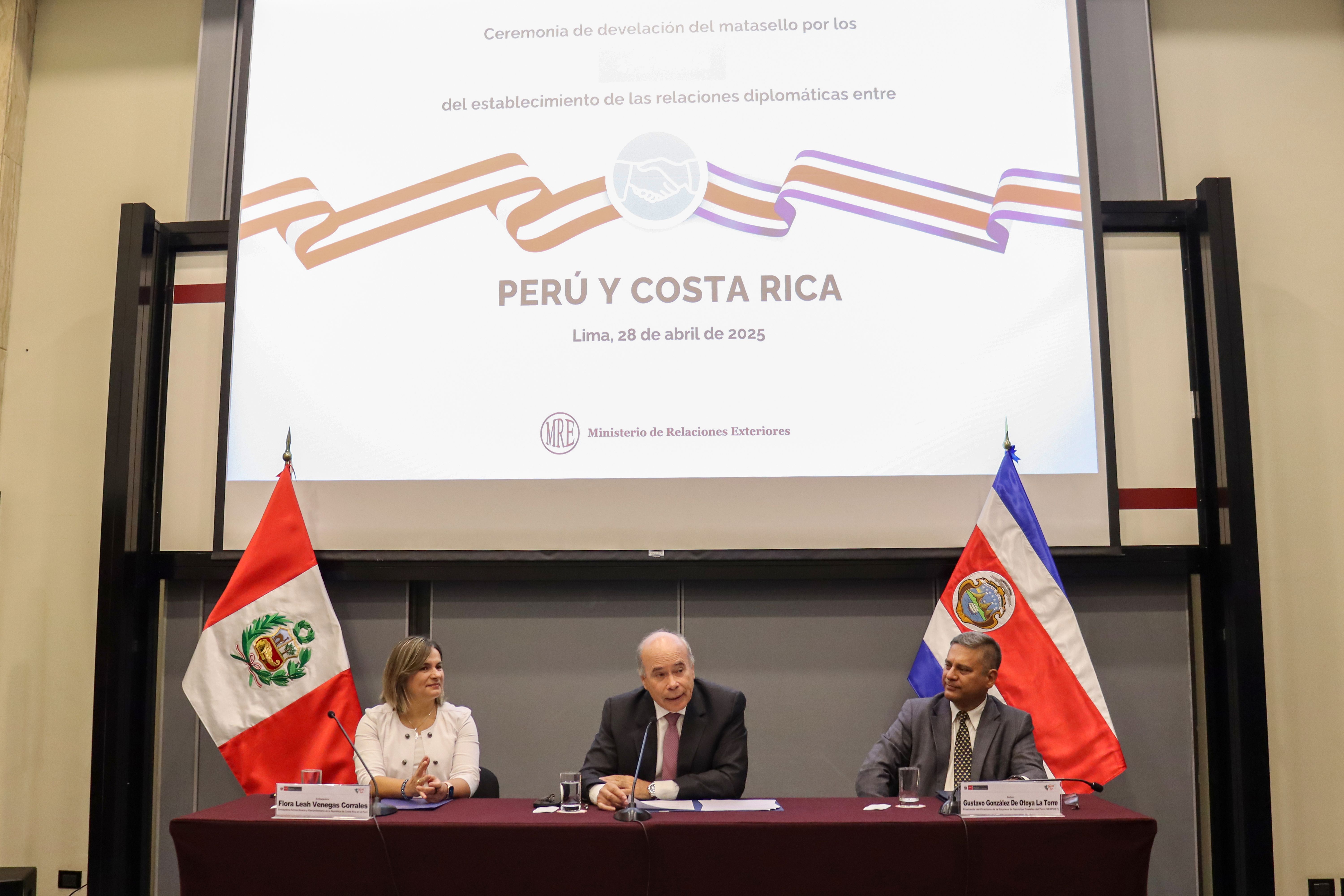 El Sr. Gustavo González de Otoya La Torre, Presidente del Directorio de Serpost, y el Sr. Eric Anderson Machado, Secretario General del Ministerio de Relaciones Exteriores, realizaron el intercambio de sobres matasellados en conmemoración de los 173 años de relaciones diplomáticas entre Perú y Costa Rica.