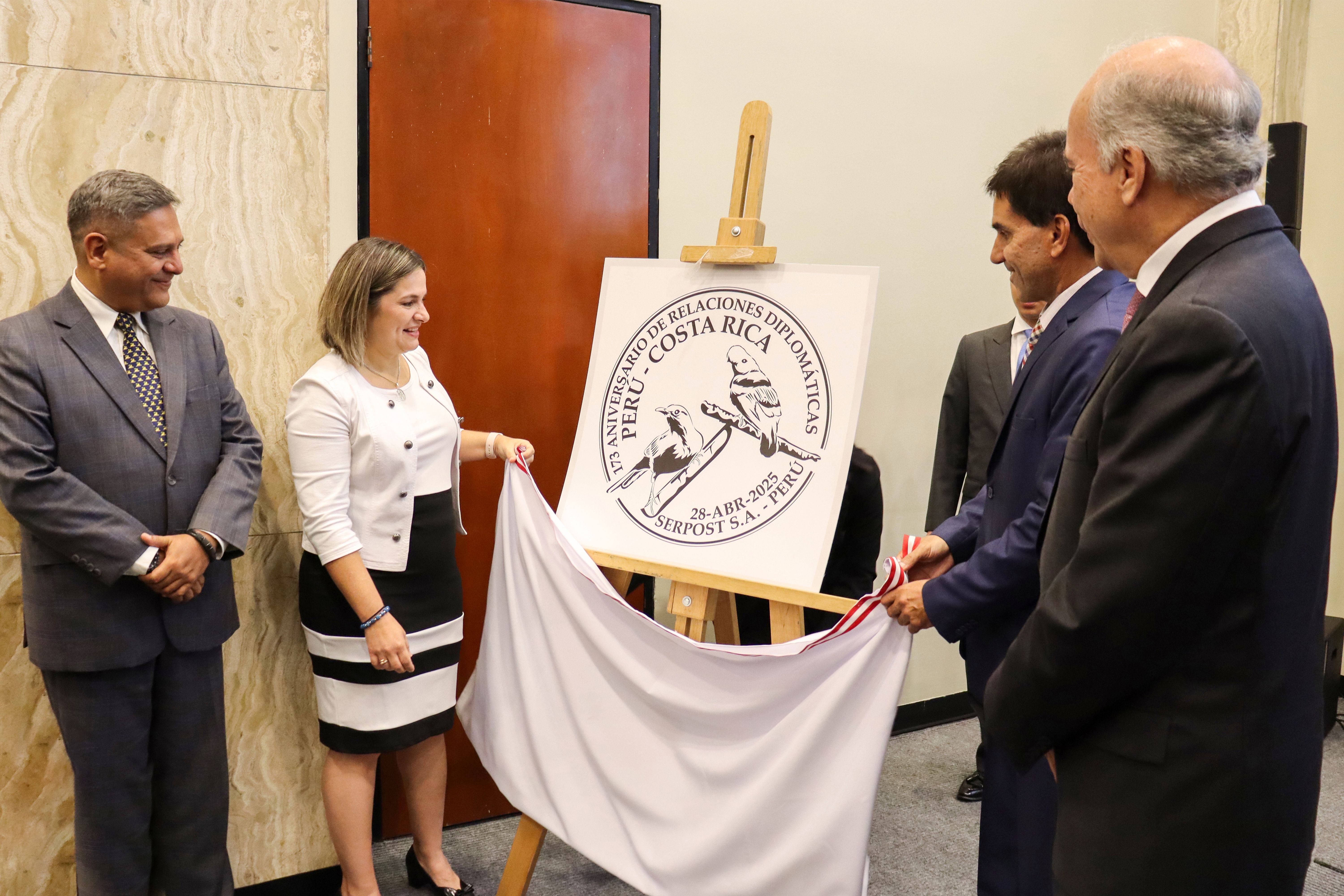 Momento de la develación oficial del diseño del matasello conmemorativo por los 173 años del establecimiento de relaciones diplomáticas entre Perú y Costa Rica.