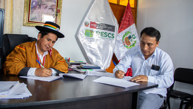 Director ejecutivo del PESCS y el alcalde de Pampachiri