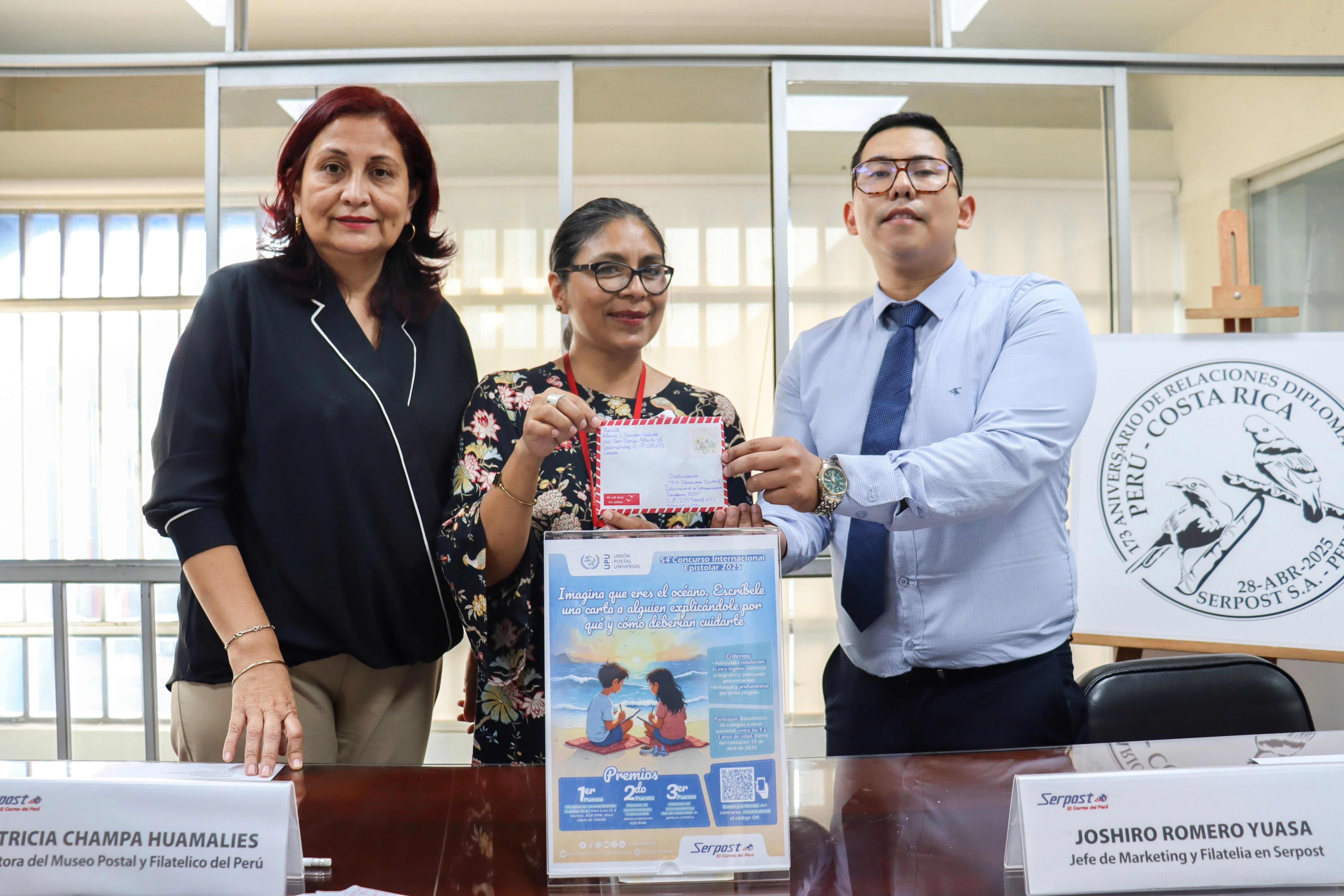 La Subgerente de Marketing y Filatelia de Serpost, Sra. Mónica Macedo LaTorre; la Directora del Museo Postal y Filatélico, Sra. Patricia Champa Huamalies; y el Jefe de Marketing y Filatelia de Serpost, Sr. Joshiro Romero Yuasa, presentaron las cartas ganadoras del Concurso Epistolar 2025. En primer lugar, resultó ganadora Alessa Sendon Galindo, seguida en segundo lugar por Valeria Taboada Torres, y el tercer lugar lo obtuvo Nunay Casafranca Pérez. Estos destacados trabajos serán los encargados de representar al Perú en la etapa internacional organizada por la Unión Postal Universal (UPU).