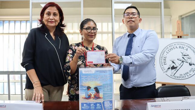 La Subgerente de Marketing y Filatelia de Serpost, Sra. Mónica Macedo LaTorre; la Directora del Museo Postal y Filatélico, Sra. Patricia Champa Huamalies; y el Jefe de Marketing y Filatelia de Serpost, Sr. Joshiro Romero Yuasa, presentaron las cartas ganadoras del Concurso Epistolar 2025. En primer lugar, resultó ganadora Alessa Sendon Galindo, seguida en segundo lugar por Valeria Taboada Torres, y el tercer lugar lo obtuvo Nunay Casafranca Pérez. Estos destacados trabajos serán los encargados de representar al Perú en la etapa internacional organizada por la Unión Postal Universal (UPU).