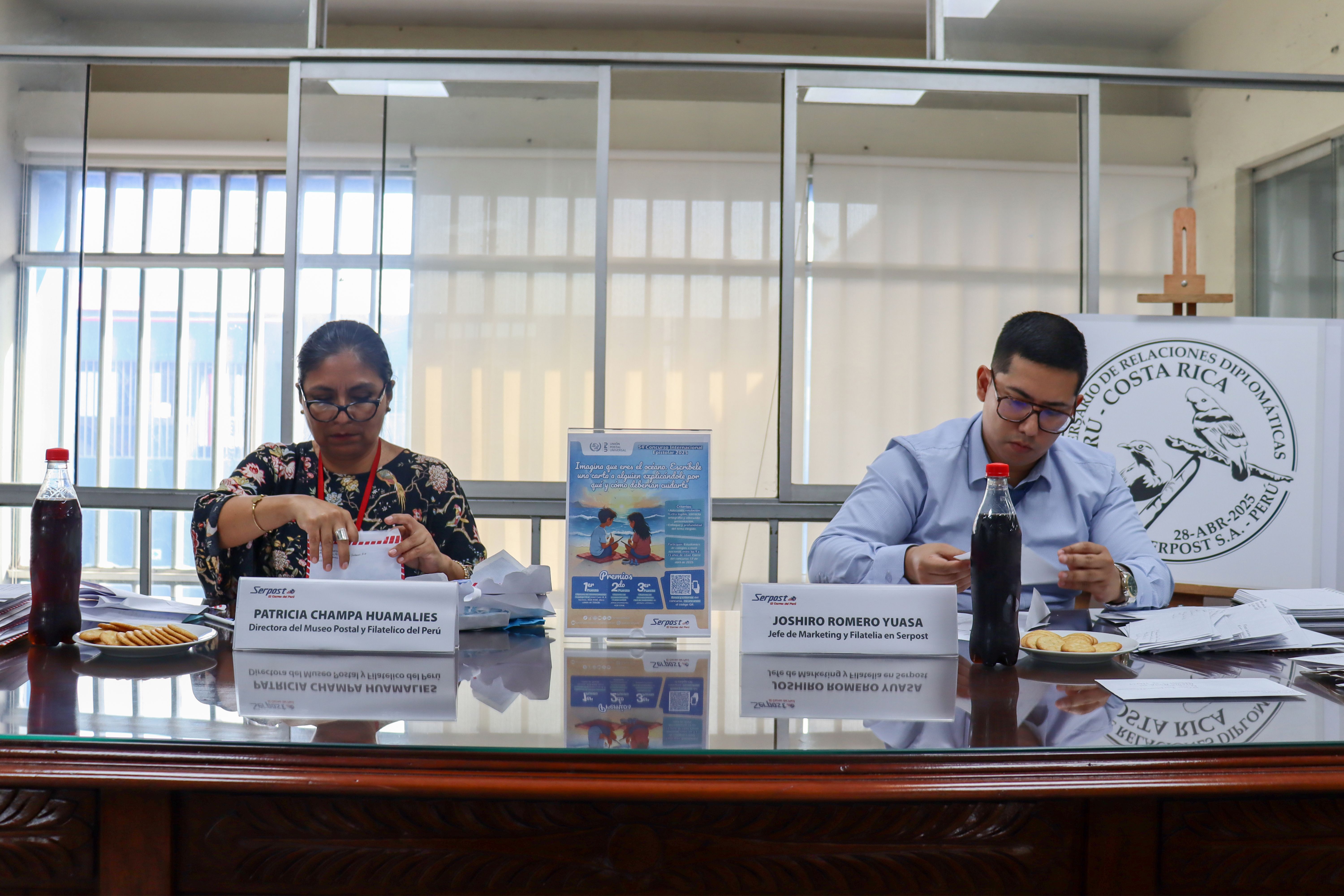 La Directora del Museo Postal y Filatélico del Perú, Patricia Champa Huamalies, y el Jefe de Marketing y Filatelia de Serpost, Joshiro Romero Yuasa, evaluaron las cartas del 54° Concurso Epistolar. Tras esta jornada, la carta ganadora será enviada a la UPU en Suiza para representar al Perú en la etapa internacional. Asimismo, la premiación nacional se llevará a cabo el 9 de octubre, en el marco del Día Mundial del Correo.