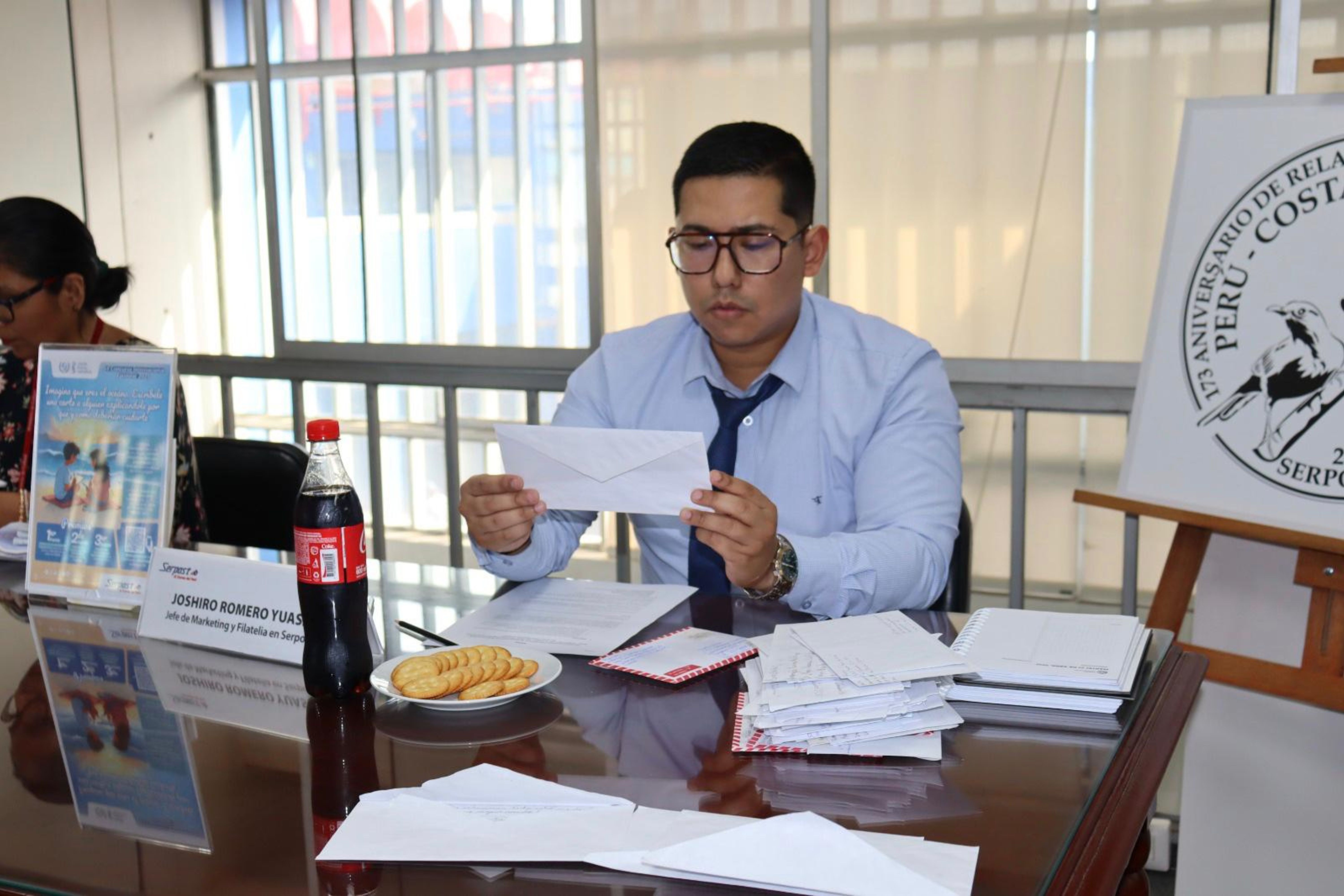 El Jefe de Marketing y Filatelia de Serpost, Sr. Joshiro Romero Yuasa, participó en la revisión de las cartas enviadas al 54° Concurso Epistolar. Esta fase es clave para elegir al representante nacional que competirá en la etapa internacional organizada por la Unión Postal Universal.