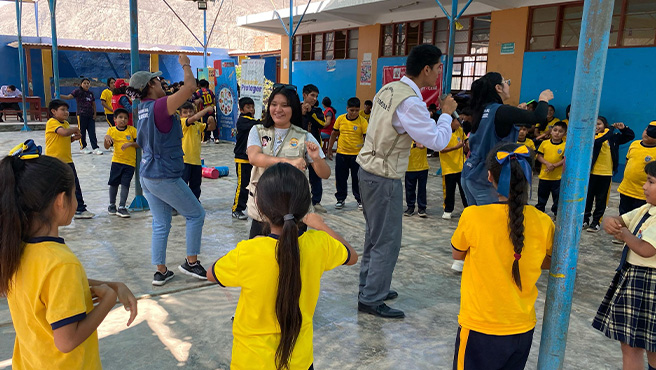 Autoridades realizan actividades lúdicas en la i.e. santa rosa del C.P. De Barbacay