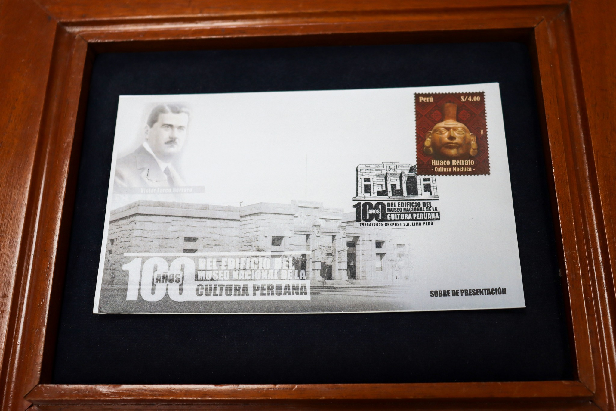 📌 El sobre conmemorativo por los 100 años del edificio del Museo Nacional de la Cultura Peruana rinde homenaje a su arquitectura y a su fundador, Víctor Larco Herrera. Este matasello especial estará disponible en la Administración Postal de Lima hasta el 29 de mayo. ¡Colecciónalo y sé parte de este homenaje cultural!