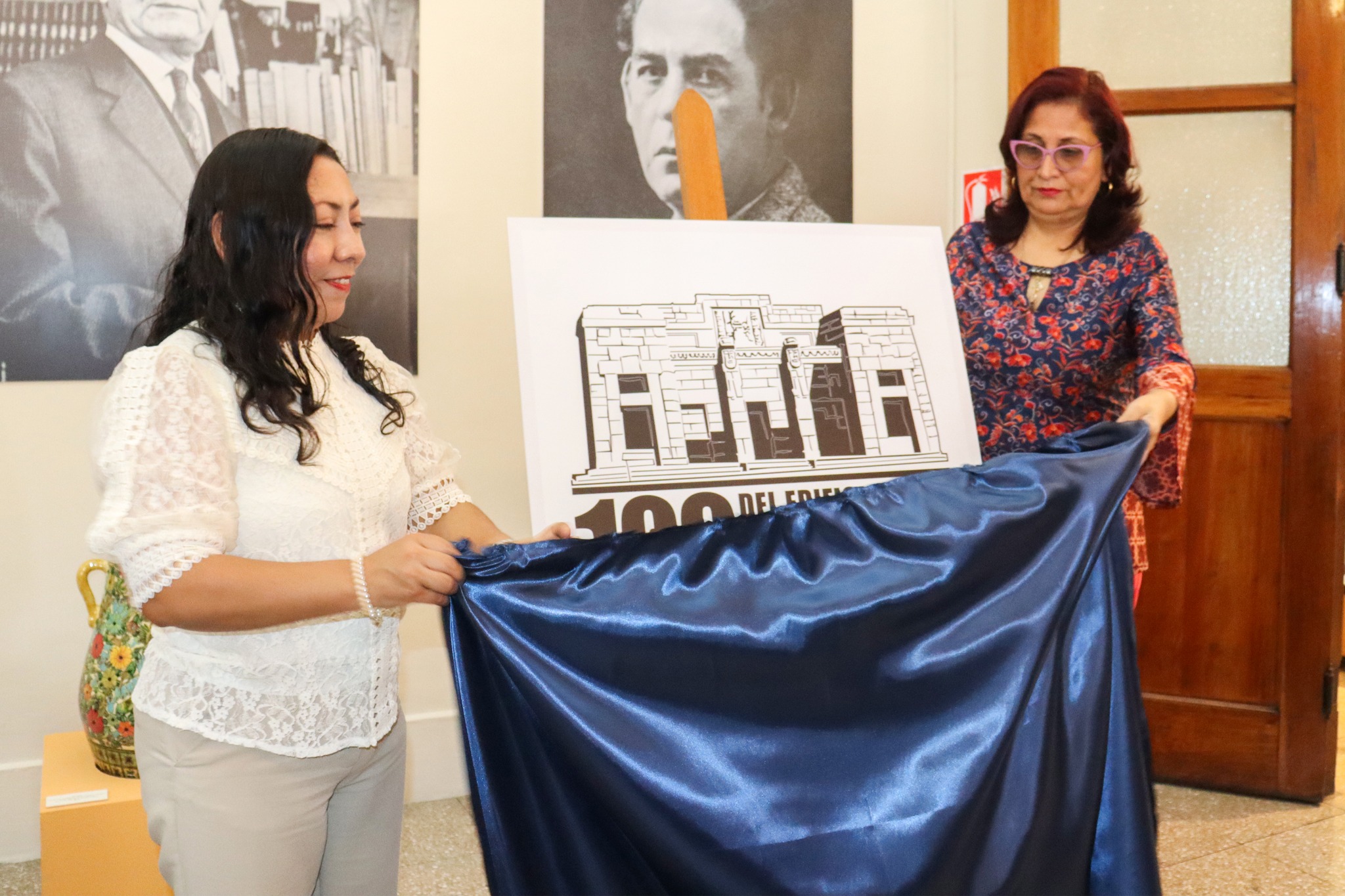 La Sra. Mónica Macedo y la Sra. Estela Angélica Miranda Castillo develan la ampliación del diseño del matasello, en homenaje a los 100 años del emblemático edificio del museo.
