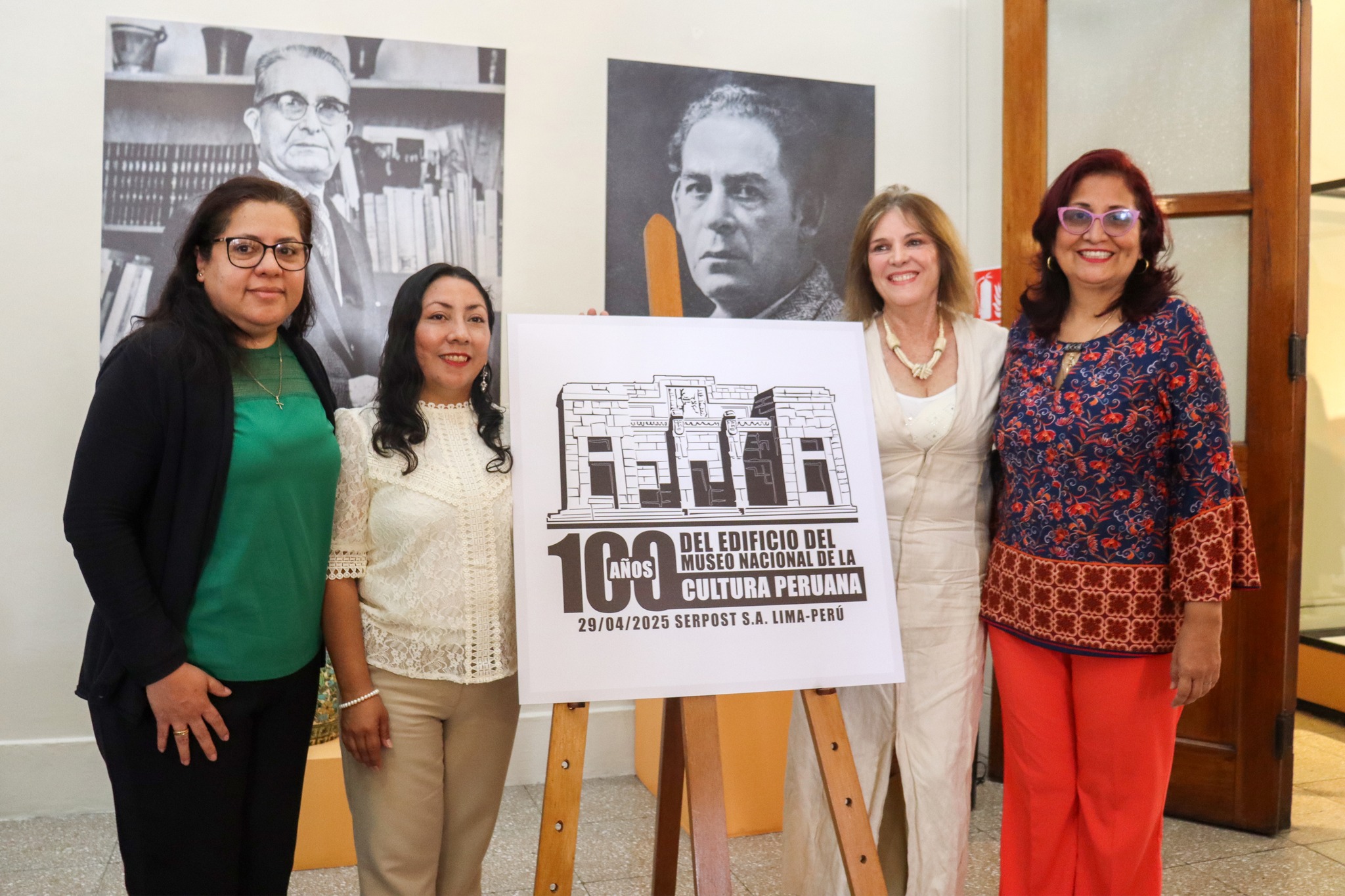 La directora de Investigación y Planificación Museológica del Ministerio de Cultura, Sra. Jerka Guerrero; la familiar de Víctor Larco Herrera, Sra. María Teresa Larco; la directora del Museo Nacional de la Cultura Peruana, Sra. Estela Angélica Miranda Castillo; y la subgerenta de Marketing y Filatelia de Serpost, Sra. Mónica Macedo, participaron junto a la ampliación del diseño del matasello en honor a los 100 años del edificio del Museo Nacional de la Cultura Peruana.