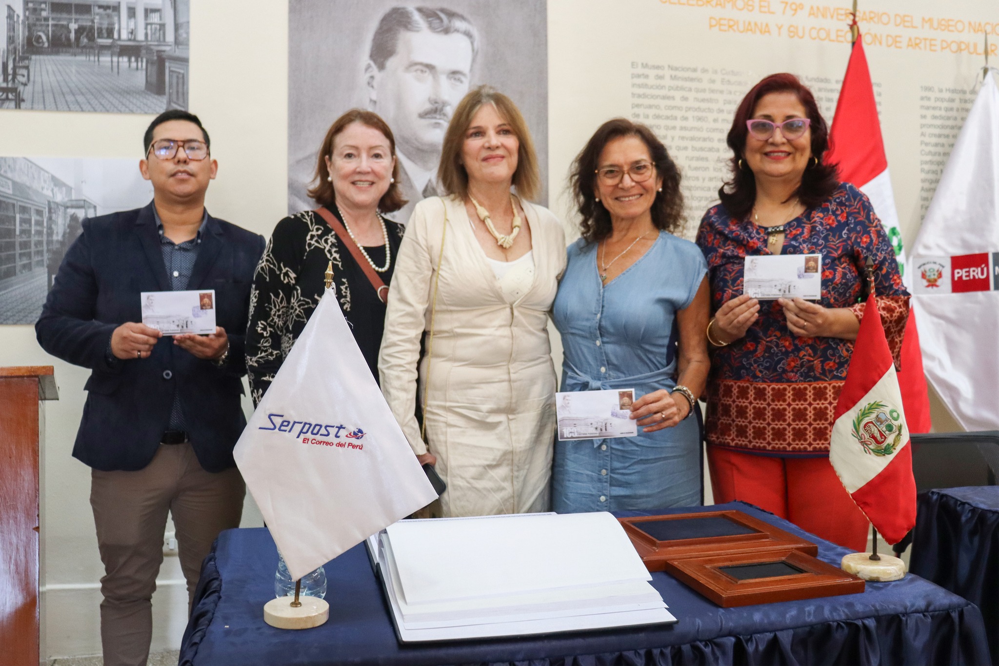 Durante la ceremonia estuvieron presentes el jefe del Área de Marketing y Filatelia de Serpost, Sr. Joshiro Romero; la embajadora del Perú, Sra. Marita Landaveri; las familiares de Víctor Larco Herrera, Sras. María Teresa Larco y Olga Alicia Larco Yepes; y la subgerenta de Marketing y Filatelia de Serpost, Sra. Mónica Macedo.