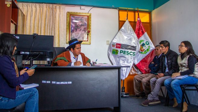 Director ejecutivo del PESCS, alcalde y equipo técnico del distrito Acocro